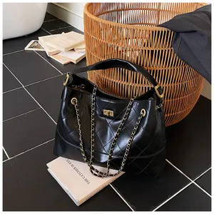 Bolso de mano acolchado con cadena negro bolso bandolera otoño invierno moda detalle