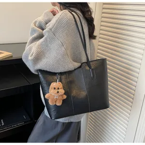 Borsa a tracolla in pelle PU nera shopper tote bag con simpatico ciondolo orsetto peluche donna.