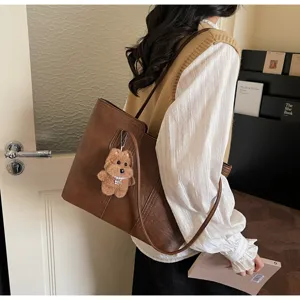 Borsa a mano marrone vintage da donna, grande borsa a spalla con ciondolo peluche.