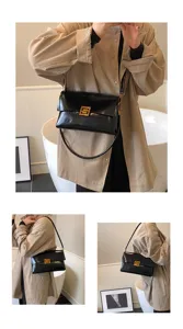 Borsa a tracolla nera in pelle lucida da donna, elegante borsa ascellare minimalista con fibbia.