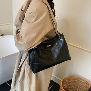 Bolso tote acolchado de cuero negro con cadena para mujer, elegante bolso de hombro otoño.