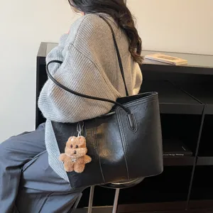 Borsa tote nera retro in ecopelle da donna, grande borsa a spalla con simpatico ciondolo.