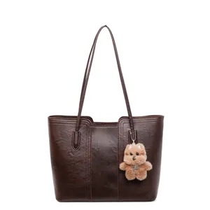 Borsa shopper marrone scuro in pelle PU da donna con grazioso ciondolo orsetto peluche.