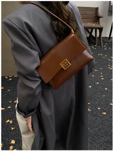 Borsa a tracolla in pelle marrone lucida, elegante borsa da spalla minimalista chic.