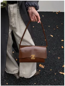 Borsa a spalla da donna in pelle verniciata marrone, elegante borsa con chiusura in metallo.
