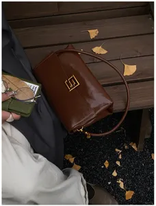 Classica borsa a spalla in pelle effetto cera da donna, borsa vintage sotto ascella con fibbia.