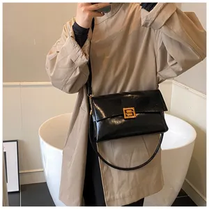 Elegante borsa sottobraccio in morbida pelle nera con fibbia dorata, borsa a tracolla chic.