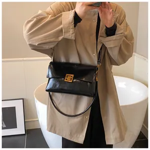 Borsa a spalla nera in pelle cerata morbida da donna, design elegante e versatile per ogni outfit.