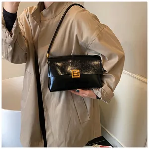 Borsa a tracolla nera in pelle verniciata da donna, elegante borsetta vintage chic.