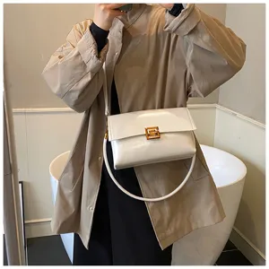 Borsa a spalla bianca in pelle morbida da donna, elegante borsa sottobraccio con chiusura in metallo.