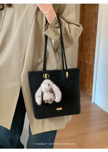 Schwarze Wildleder-Tasche mit plüschigem Hasenanhänger, elegante Schultertasche Damen.