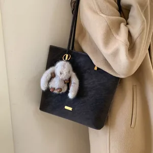 Einfarbige Plüsch Tote Tasche Für Frauen Große Kapazität Umhängetasche PU Leder Casual Pendeln Handtasche Mit Süßem Anhänger