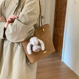 Einfarbige Wildleder-Shopper-Tasche mit süßem Plüschhasen-Anhänger für stilvolle Damen.
