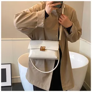 Borsa a tracolla sotto braccio in pelle verniciata bianca con chiusura in metallo dorato S.