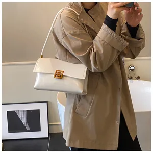 Elegante borsa a spalla in pelle cerata bianca con chiusura geometrica dorata da donna