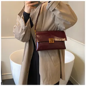 Borsa a tracolla elegante da donna in morbida pelle cerata con raffinata chiusura in metallo.
