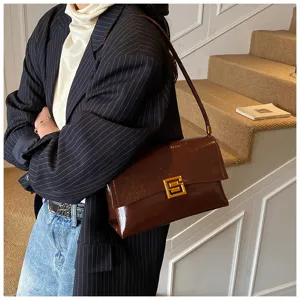 Borsa a spalla in pelle lucida con chiusura quadrata in metallo, elegante borsa femminile.