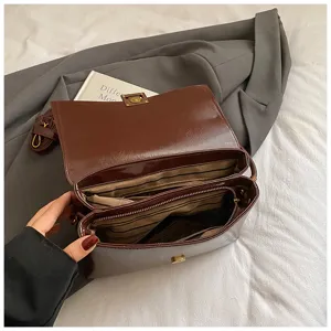 Borsa a tracolla in pelle cerata marrone, elegante borsa da spalla con patta e fodera a righe.
