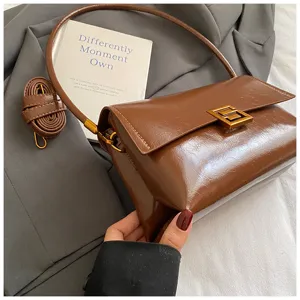 Borsa a tracolla ascellare in pelle cerata lucida da donna elegante borsa firmata chic.