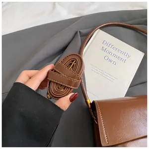 Borsa a tracolla in pelle cerata marrone, elegante e retrò borsa quadrata piccola per uso quotidiano.