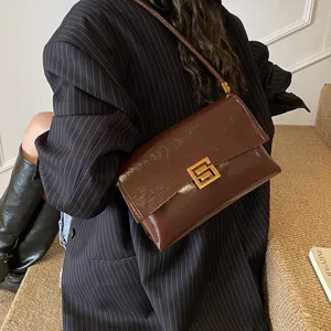 Borsa a spalla marrone in pelle verniciata da donna, elegante borsa ascellare con fibbia in metallo.