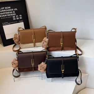 Коμψή Καρεδάκι PU Δερμάτινη Crossbody Τσάντα Για Γυναίκες Casual Καθημερινή Τσάντα Ώμου Με Χαριτωμένο Κρεμαστό Αρκουδάκι