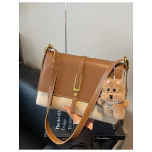 Moderna gynaikeia tsanta cheimerini nea chroma omou crossbody tsanta me omorfo orea charm.