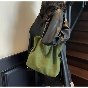 Vert daim sac cabas chaîne femme élégant vintage sac porté épaule avec cordon détails.