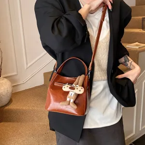 Borsa a secchiello marrone in pelle PU da donna, elegante borsa a tracolla con peluche per lavoro.