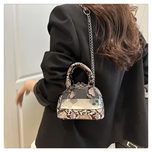 Sac dôme transparent en gelée avec bordure imprimé serpent et chaîne, vue de détail.