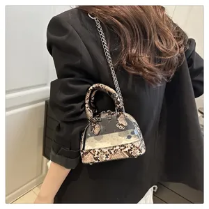 Vue détaillée d'un sac coquillage transparent en gelée avec bordure effet serpent et chaîne.