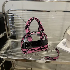 Sac coquillage gélifié transparent avec bordure en peau de serpent et bandoulière.