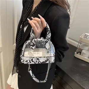 Sac à main coquillage gélifié transparent avec bordure motif serpent et chaîne, sac élégant femme.