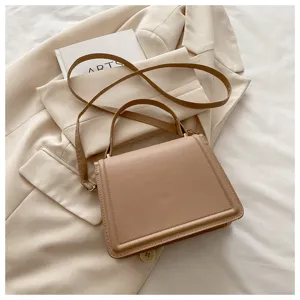 Sac bandoulière minimaliste chic en cuir PU kaki pour femme, vue détaillée texturée.