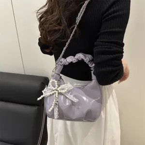 Sac à main femme plissé violet avec pendentif nœud dentelle perles et bandoulière chaîne chic