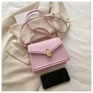 Élégant sac bandoulière rose pour femme, petit design carré chic avec fermeture à serrure métal.