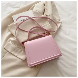 Sac à bandoulière carré rose minimaliste pour femme, sac élégant pour le printemps 2025.