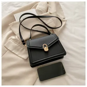 Sac bandoulière noir minimaliste chic, petit sac porté épaule élégant pour femme au quotidien.