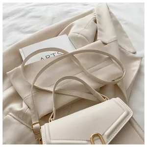 Sac à bandoulière beige minimaliste pour femme, élégant sac à main pour un style quotidien.