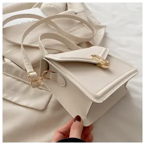 Petit sac bandoulière carré minimaliste blanc crème pour femme, design de verrou chic.