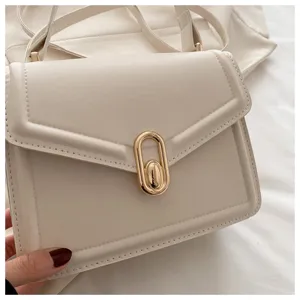 Vue detaillee du sac bandouliere chic pour femmes, petite sacoche carree de qualite.
