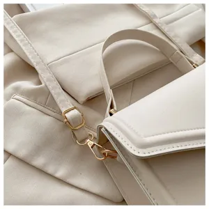 Vue détaillée du sac à bandoulière minimaliste pour femme en cuir synthétique uni avec boucle.
