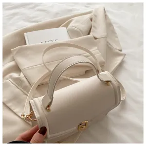 Vue détaillée de sac à bandoulière beige minimaliste, élégante quincaillerie dorée.