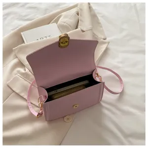 Vue détaillée du sac bandoulière rose chic, détails dorés et espace intérieur bien structuré.
