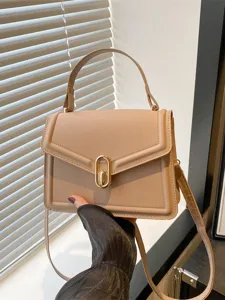 Sac à main carré tendance, design de niche, sac bandoulière minimaliste de printemps.