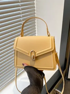 Élégant sac bandoulière jaune pour femme, petit sac carré élégant et décontracté pour tous les jours.