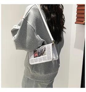 Sac à bandoulière mode imprimé journal femme design minimaliste tendance détail sac
