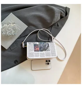 Sac à bandoulière tendance à imprimé journal pour femme design minimaliste vue de détail du sac