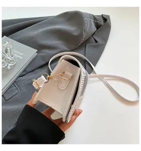 Sac bandoulière blanc imprimé journal pour femme, sac à main tendance et minimaliste chic.