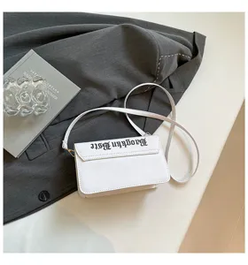 Vue détaillée du sac bandoulière blanc minimaliste avec impression de lettres gothiques